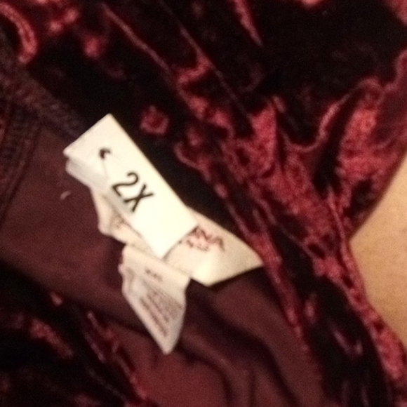 New crush valour burgendy sleeve less top in 2x - Picture 3 of 3